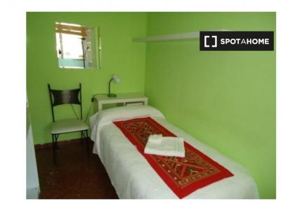 Se alquila habitación en piso de 4 habitaciones en Centro, Granada