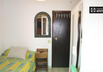 Se alquila habitación en piso de 4 dormitorios en Puerta del Ángel
