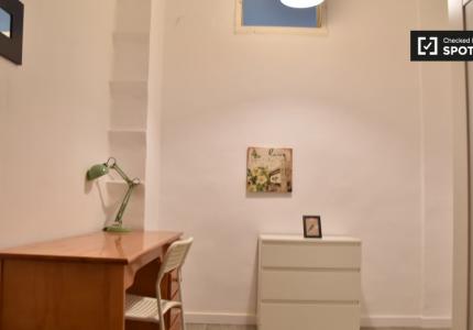 Se alquila habitación en apartamento de 4 dormitorios en L'Eixample, Valencia