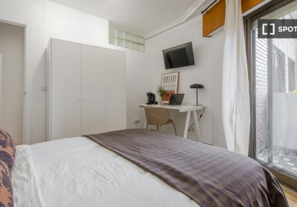 Habitación en piso compartido de 5 habitaciones en alquiler en Adelfas, Madrid.