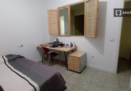 Habitaciones en alquiler en departamento de 9 habitaciones en Av. De Pablo Iglesi