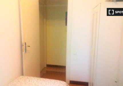 Habitación ordenada en un apartamento de 10 habitaciones en Les Corts, Barcelona