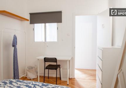 Se alquila habitación en piso de 5 dormitorios en Gran Vía, Madrid