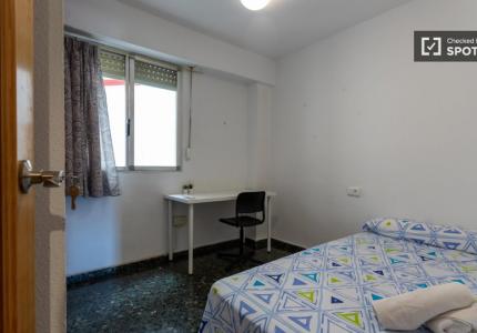 Se alquila habitación en piso de 4 habitaciones en Valencia