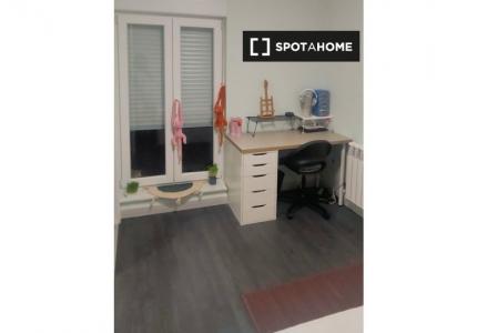 Se alquila habitación en piso de 4 habitaciones en alquiler en Salamanca