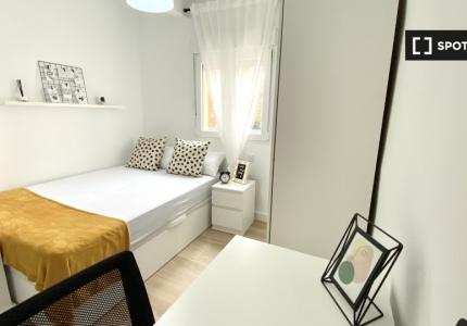 Habitaciones en alquiler en apartamento de 4 dormitorios en Móstoles, Madrid.