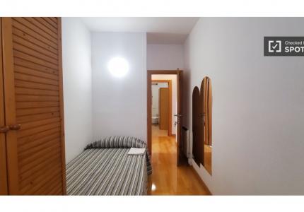 Se alquila habitación en piso de 4 dormitorios en Barcelona