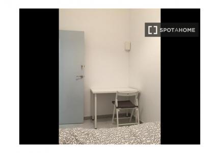 Se alquila habitación en piso de 4 dormitorios en Barcelona