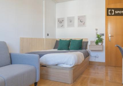 Se alquila habitación compartida en Cuatro Caminos, Madrid.