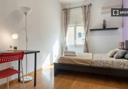 Alquiler de habitaciones en piso de 9 habitaciones en Almagro, Madrid
