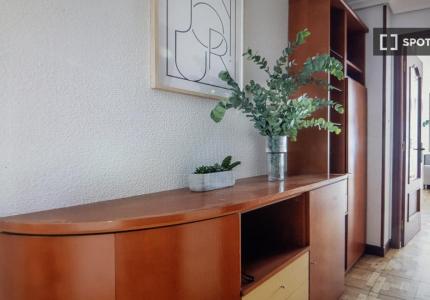 Se alquila habitación en piso de 3 habitaciones en Santander