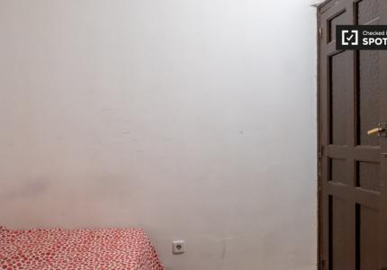 Se alquila habitación en piso de 8 habitaciones en Argüelles, Madrid