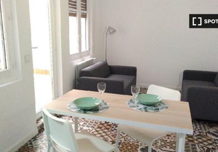 Se alquila habitación en apartamento de 4 dormitorios en Salamanca