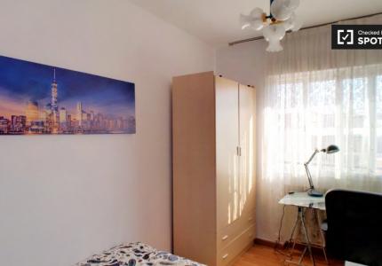 Se alquila habitación en piso compartido de 4 habitaciones, Alcalá de Henares.