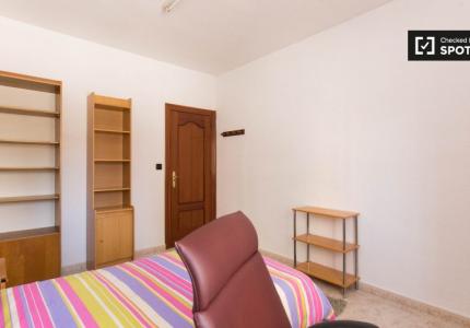 Habitación para alquilar en apartamento de 3 dormitorios con aire acondicionado en calma Norte