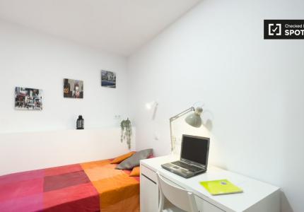 Se alquila habitación en piso de 4 dormitorios en Barcelona