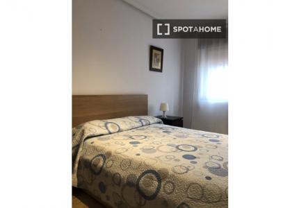 Se alquila habitación en piso compartido de 4 habitaciones en Oviedo