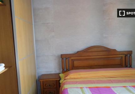 Se alquila habitación en piso de 3 habitaciones en Santander