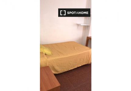 Se alquila habitación en piso de 4 habitaciones en Granada