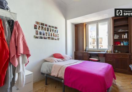 Habitación en piso de 9 habitaciones en alquiler en Gaztambide, Madrid