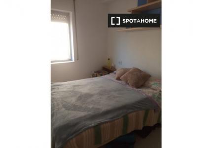 Se alquila habitación en piso de 2 dormitorios en Vistabella, Murcia