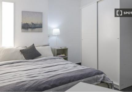 Habitación en piso de 7 habitaciones en alquiler en Quintana, Madrid