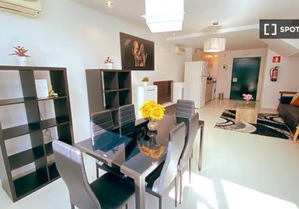 Piso de 4 habitaciones en alquiler en Valdefuentes, Madrid.