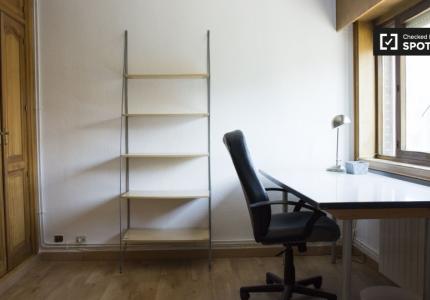 Habitación luminosa en apartamento de 7 dormitorios en Valverde, Madrid.