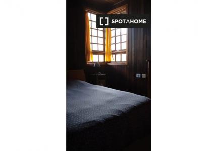 Se alquilan habitaciones en piso de 3 habitaciones en Las Palmas.