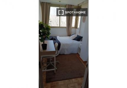 Se alquila habitación en San Pascual, Madrid.