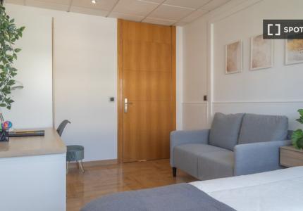 Se alquila habitación compartida en Cuatro Caminos, Madrid.