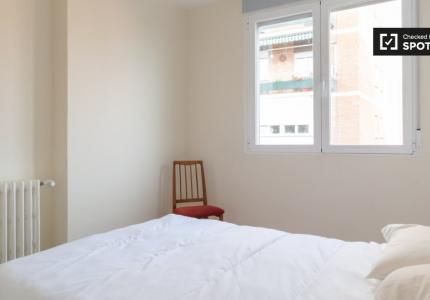 Se alquila habitación en piso de 5 habitaciones en Madrid