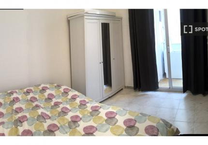 Se alquila habitación en piso de 4 dormitorios en Barcelona