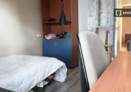 Se alquila habitación en piso de 9 habitaciones en Madrid