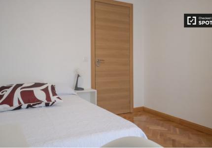 Se alquila habitación en piso de 9 habitaciones en Numancia, Madrid