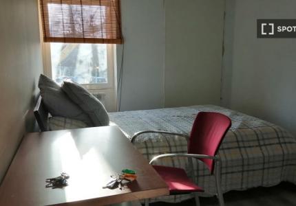 Se alquila habitación en piso de 9 habitaciones en Madrid