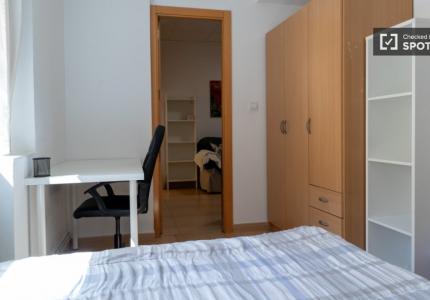 Se alquila habitación en apartamento de 3 dormitorios en Madrid