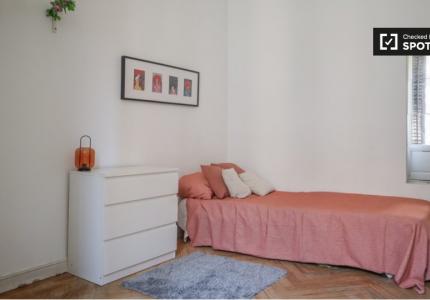 Se alquila habitación en piso de 12 habitaciones en Sol, Madrid