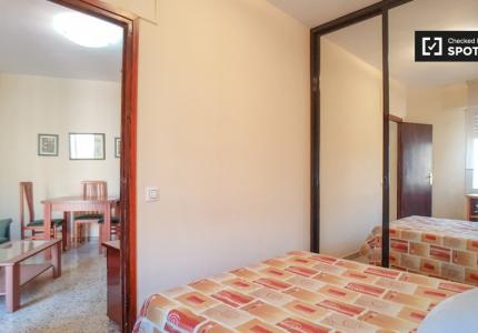 Se alquila habitación en piso de 3 dormitorios en Les Corts