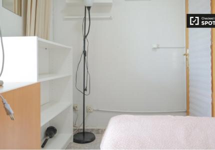 Se alquilan habitaciones en un apartamento de 4 dormitorios en Getafe