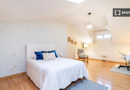 Se alquila habitación en casa de 5 habitaciones en Madrid