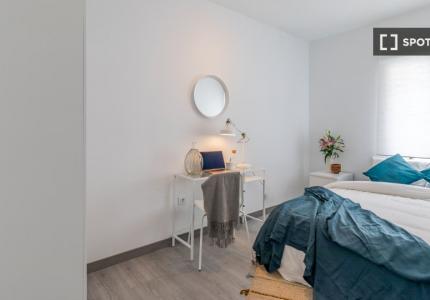 Alquiler de habitaciones en piso de 4 dormitorios en Berruguete, Madrid