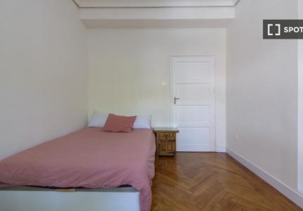 Se alquila habitación en piso de 5 habitaciones en Arganzuela, Madrid