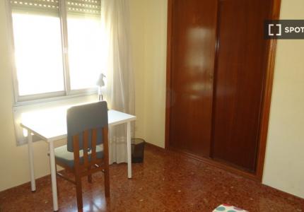 Habitación en piso compartido de 4 habitaciones en Ciudad Jardín, Córdoba.