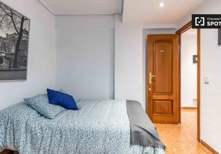 Cómoda habitación en alquiler en apartamento de 9 habitaciones en Mestalla