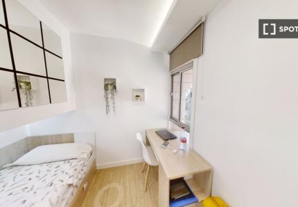 Se alquila habitación en piso compartido de 5 habitaciones en Granada.