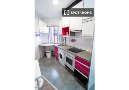 Se alquila habitación en piso de 4 habitaciones en Latina, Madrid