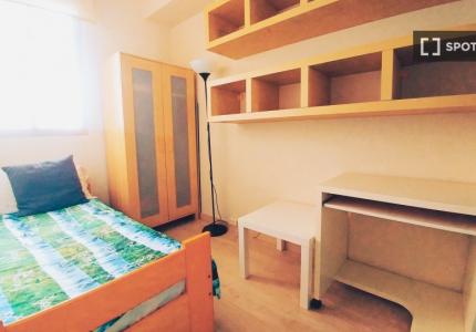 Habitación en piso compartido en barcelona.