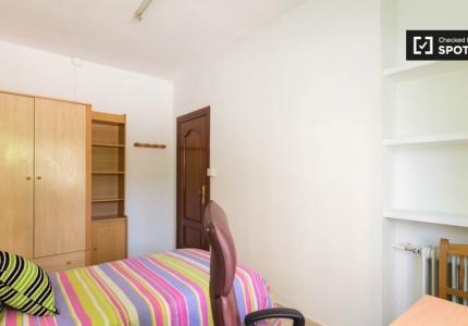 Habitación para alquilar en apartamento de 3 habitaciones con TV en calma Norte