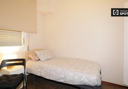 Acogedoras habitaciones para alquilar en apartamento de 5 dormitorios en Esquerra Eixam